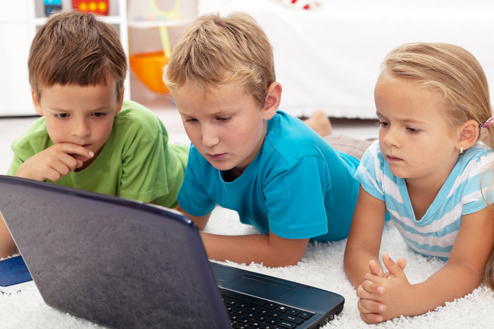 Dzieci korzystające z internetu, fot. shutterstock.com