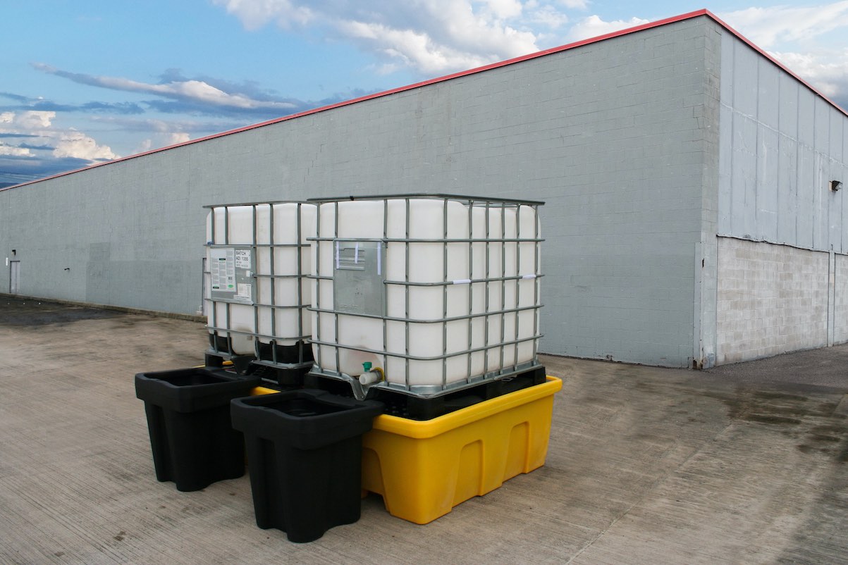 Wanna pod beczki - bezpieczne przechowywanie substancji w zakładach pracy