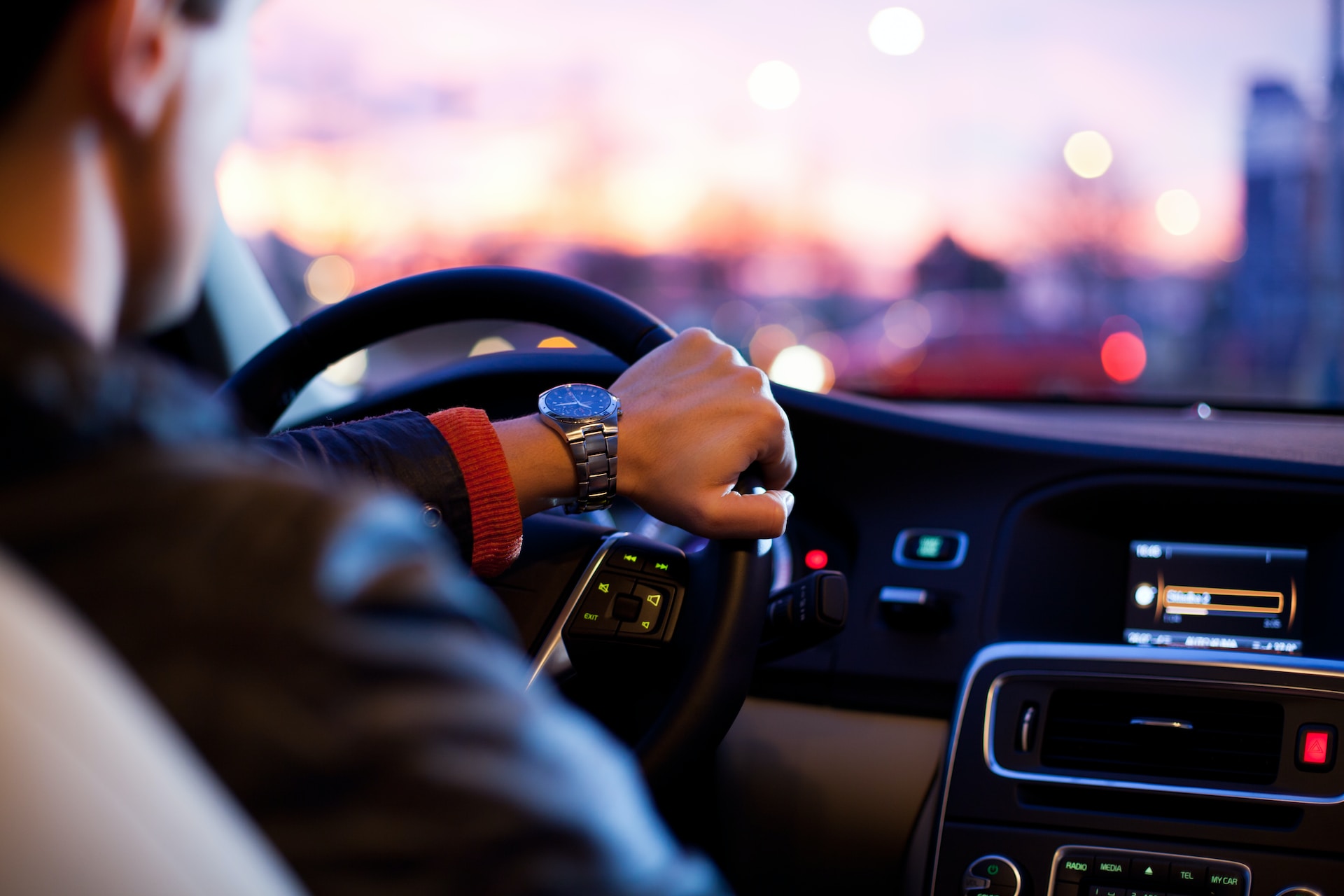 Zrozumieć technologię: Jak działa lokalizator GPS w samochodzie?