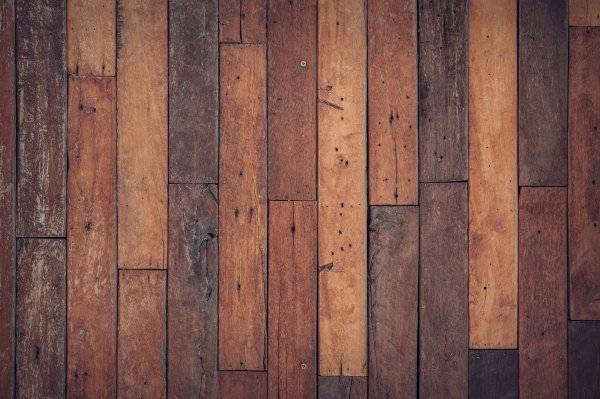 Podłoga laminowana czy drewniana - trudny dylemat w kontekście wnętrza