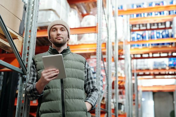 Jak systemy WMS transformują logistykę magazynową i zwiększają efektywność biznesu