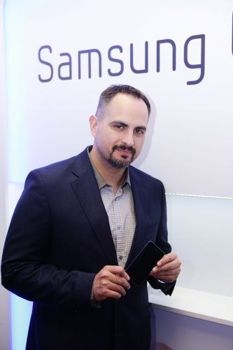 Agustin Egurrola ze smartfonem Samsung Galaxy S II