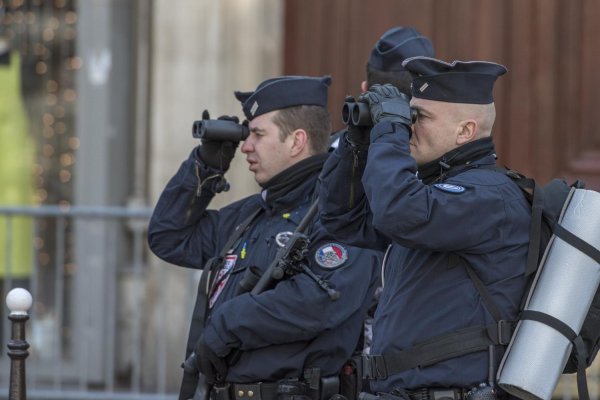 Policjanci z lornetkami, Francja