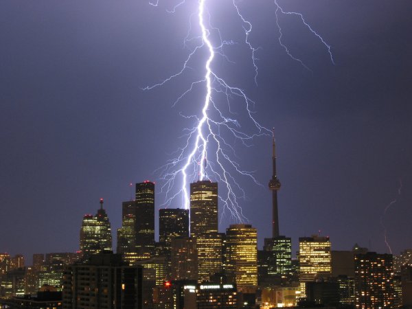 Wyładowanie atmosferyczne nad Toronto