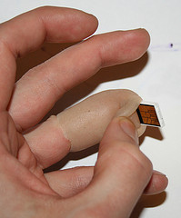 USB w palcu, Źródło: Flickr/Jerry Jalava