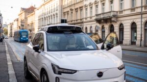 Autonomiczna taksówka z czujnikami lidar zamawiana przez aplikację Uber na ulicy w Zagrzebiu